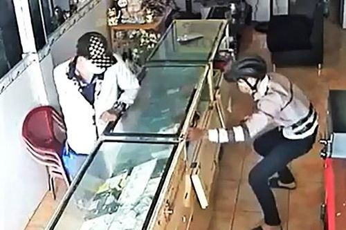 Trộm đột nhập cửa hàng sửa điện thoại ở TP.HCM