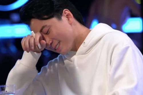Karik bị ngã trên sân khấu, phải nhờ bảo vệ bế vào hậu trường
