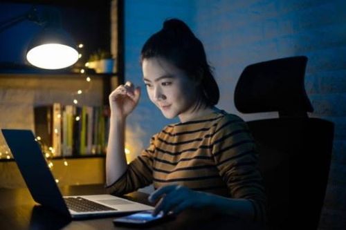 Cô gái kiếm tiền nhờ bán câu chuyện của người lạ
