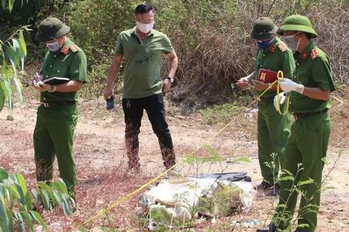 Thi thể nam giới phân hủy trong rừng
