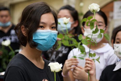 Nhiều học sinh tiễn bạn qua đời trong vụ cháy bằng hồng trắng