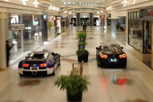 Bugatti thua Nissan GT-R ở cuộc đua bên trong trung tâm thương mại