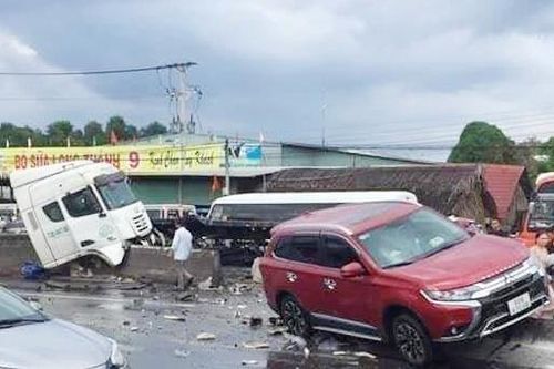 Cuộn thép rơi xuống đường, ôtô lao lên dải phân cách