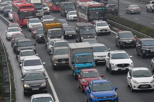 Xả trạm thu phí Vạn Điểm vì ùn tắc kéo dài