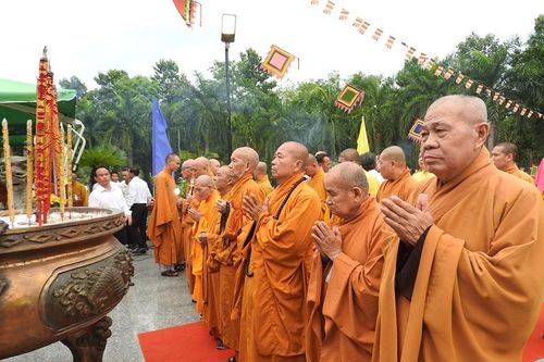 Hàng ngàn người tham dự đại lễ cầu siêu Tiết Thanh minh tại Hoa viên Bình Dương