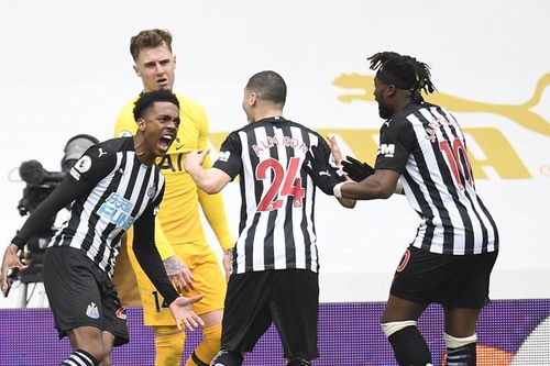 Hòa Newcastle 2-2, Tottenham lỡ cơ hội vào tốp 4