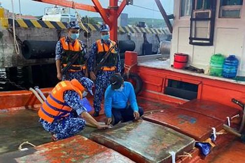 Bắt giữ tàu chở khoảng 60.000 lít dầu DO không rõ nguồn gốc
