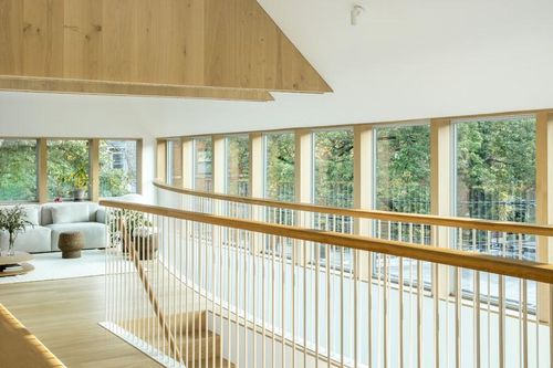 Nhà phố 2 tầng nổi bần bật vì thiết kế 'ngược đời'