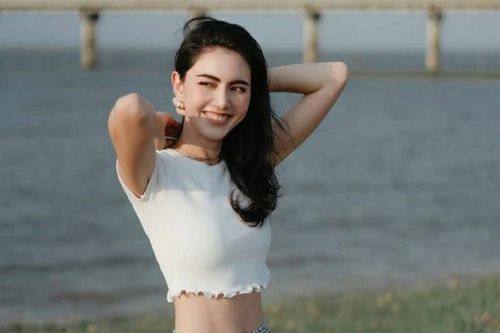 Nữ hoàng Instagram Thái Lan đốt mắt với vòng eo con kiến trứ danh