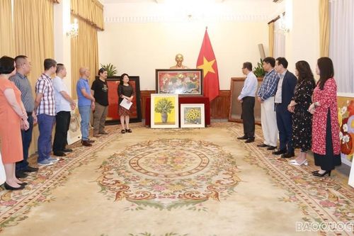 Thứ trưởng Ngoại giao Đặng Minh Khôi tiếp nhận tranh tặng các Đại sứ quán
