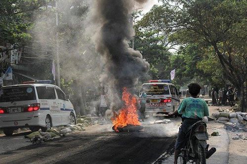 Năm người biểu tình Myanmar thiệt mạng, quân đội truy quét các nhà phê bình