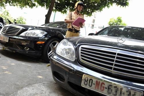 Dừng đăng kiểm xe 'biển ngoại giao' đã bán nhưng chưa làm thủ tục chuyển nhượng