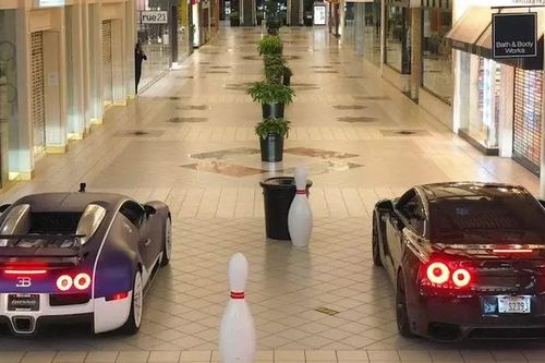 Bugatti đua tốc độ với Nissan GT-R ngay trong trung tâm thương mại gây sốt