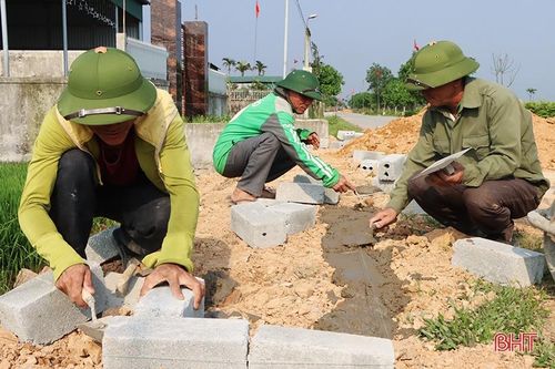Người dân 'quên' ngày nghỉ xây dựng xã nông thôn mới nâng cao ở Hà Tĩnh