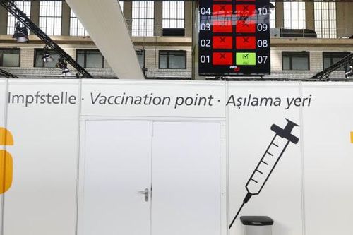 Làn sóng người Mỹ tại châu Âu tìm đường về quê nhà để tiêm vaccine COVID-19