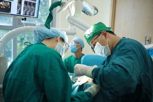 Tốn 300 triệu đồng làm răng sứ, người đàn ông bị stress do không ăn uống được