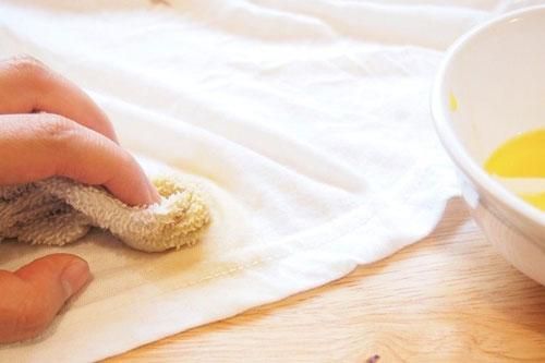 Những cách làm sạch các vết bẩn thường gặp trên quần áo đơn giản nhất