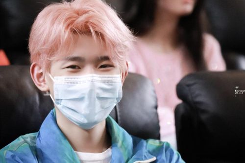 Hình ảnh Vương Nguyên nhuộm tóc hồng làm xôn xao cư dân mạng