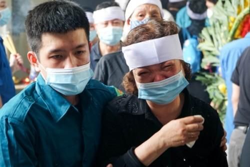 Vụ cháy 4 người tử vong ở Tôn Đức Thắng: Hàng trăm người không tên xót xa đưa tiễn