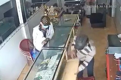 Cắt khóa cửa tiệm cuỗm hàng chục ĐTDĐ ngay giữa trưa