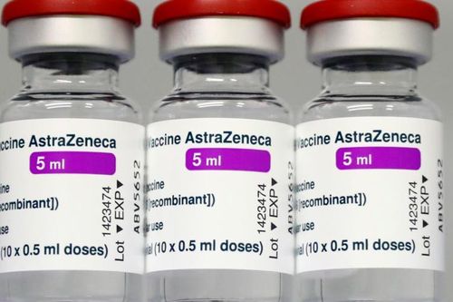 Anh khẳng định vaccine AstraZeneca an toàn sau 7 trường hợp chết vì đông máu