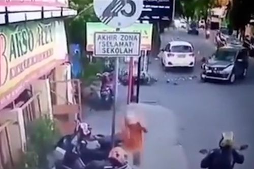 'Đấu đầu' ô tô ở tốc độ cao, 2 bố con bị hất văng lên không trung