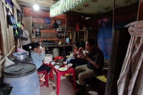 Quảng Bình: Người dân vùng sạt lở đất do đợt lũ lịch sử khổ sở mong chờ được tái định cư
