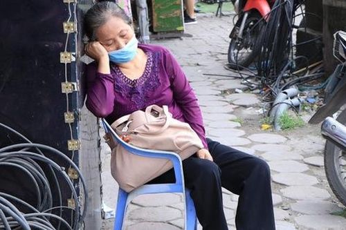 Sau một đêm, người mẹ già vĩnh viễn mất đi cả gia đình con trai trong vụ cháy ở Hà Nội