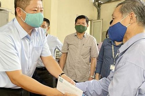 Phó Chủ tịch UBND TP Hà Nội thăm hỏi, động viên gia đình các nạn nhân trong vụ cháy trên phố Tôn Đức Thắng