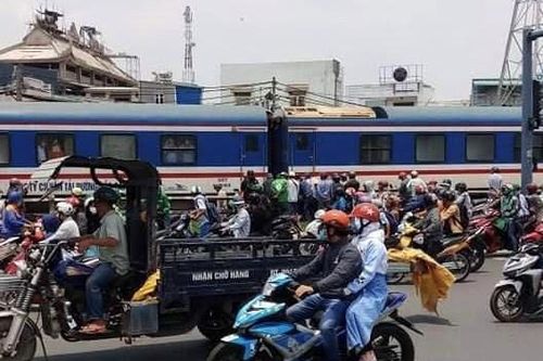 TP HCM: Nói chuyện điện thoại gần đường ray xe lửa, người phụ nữ bị cán đứt lìa 2 chân, tử vong