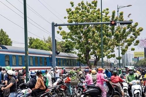 Sau cú điện thoại, người phụ nữ lao vào đường ray khi tàu hỏa phóng tới
