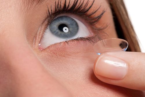 Hai mối nguy hiểm cần biết khi đeo kính áp tròng