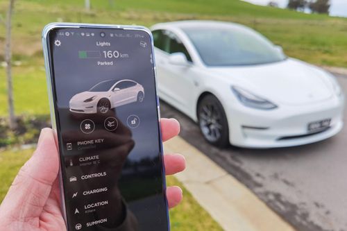 Xe Tesla bị trộm vì lỗ hổng của chức năng Phone Key