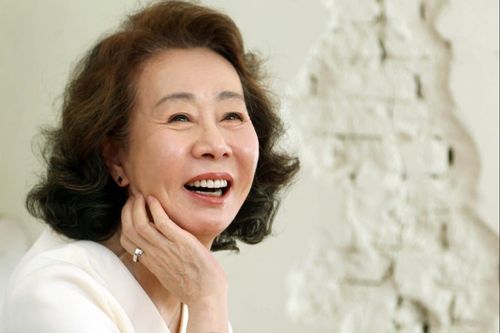 Người phụ nữ 74 tuổi thắng giải diễn xuất tiền Oscar