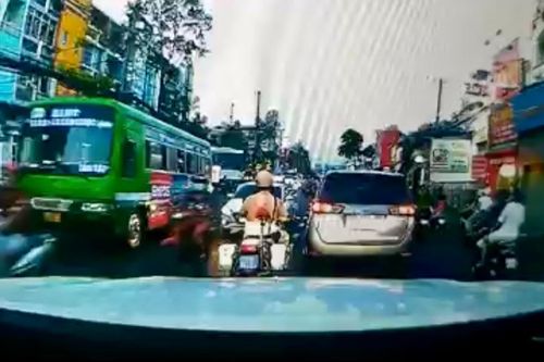 Khen thưởng CSGT dẹp đường đưa bệnh nhân nguy kịch đi cấp cứu
