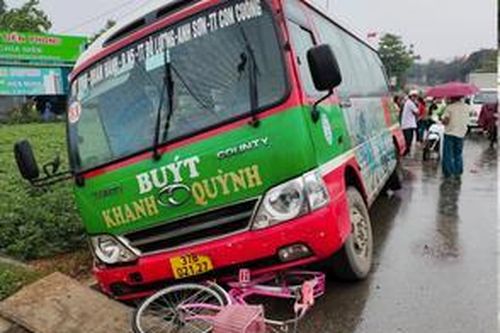 Xe buýt tông bé gái 10 tuổi tử vong