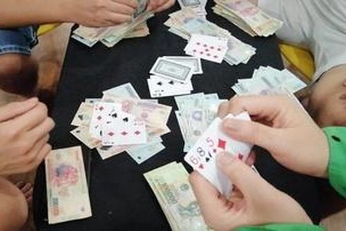 Khởi tố 3 cán bộ huyện đánh bạc cùng chủ doanh nghiệp