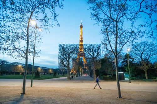 Video hé lộ những bữa tiệc lén lút ở Paris