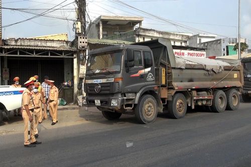 Xử lý nghiêm xe chở vật liệu mất an toàn giao thông