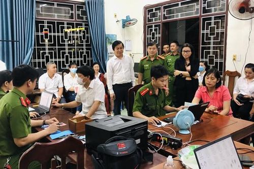 Lãnh đạo quận Cẩm Lệ thăm, động viên các tổ làm căn cước công dân lưu động