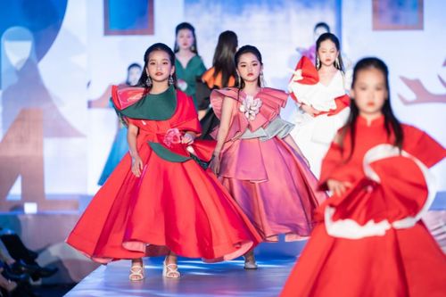 650 siêu mẫu nhí sải bước trên sàn catwalk dài kỷ lục khiến khán giả 'đứng ngồi không yên'