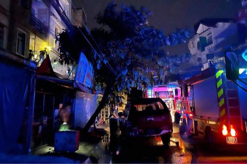 Chập ổ cắm điện gây cháy nhà, 4 người mắc kẹt