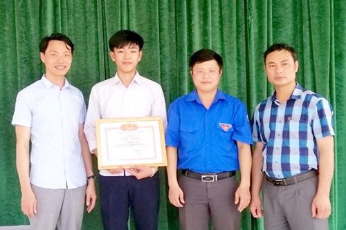 Khen thưởng học sinh không tham của rơi