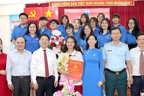 Ươm mầm xanh cho Đảng