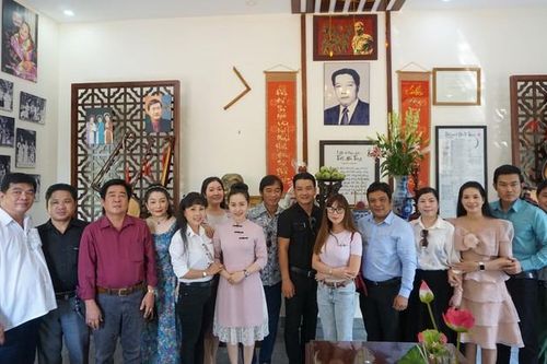 Nghệ sĩ sân khấu về nguồn