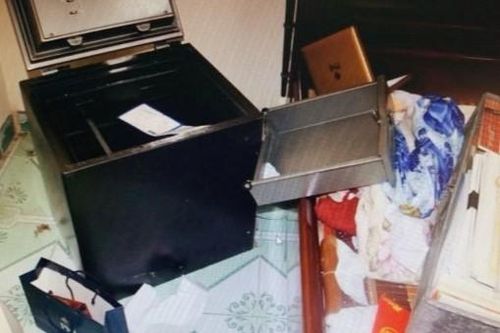 Chui cửa sau vào nhà, kẻ trộm cạy két sắt, lấy 124 triệu đồng