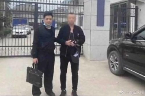 Nhận được vali tiền 4,6 tỷ, cô gái hí hửng... trúng kẻ lừa đảo