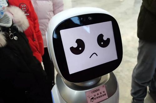 Đang khẩu chiến, robot hoang mang vì sợ bị bà lão 'đụng tay chân'
