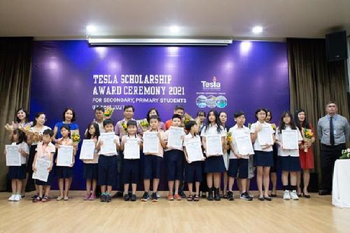 Bộ ba siêu trí nhớ nhí nhận học bổng tú tài quốc tế