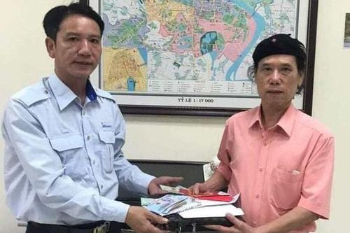 Nhặt được tài sản lớn, tài xế xe buýt trả cho khách bỏ quên